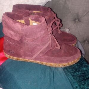 UGG Women's Burgundy Gaviota Short Fringe Boot with Split Tie. Size 7